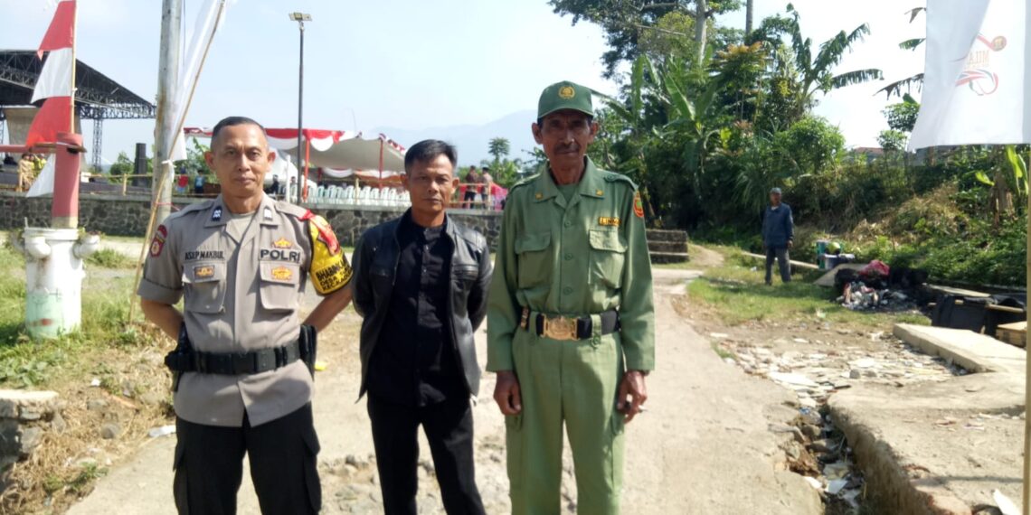 Tingkatkan Kamtibmas dan Jaga Kondidsifitas Pilkada Serentak 2024, Bhabinkamtibmas Desa Sukamaju Polsek Kadudampit efektifkan Dialogis bersama Warga.