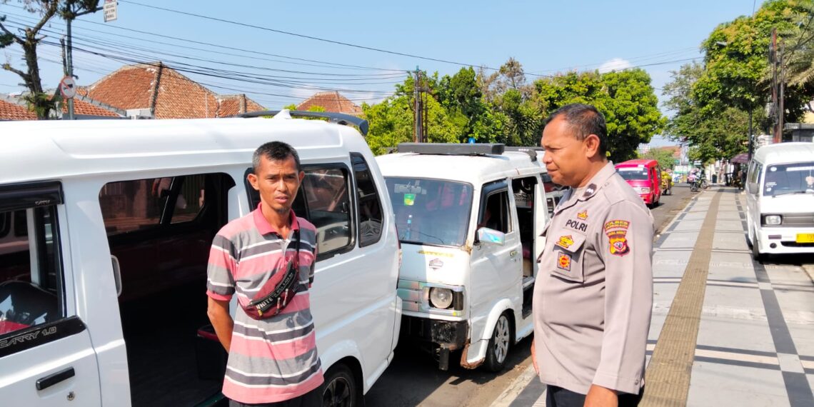 Unit Samapta Polsek Cikole Laksanakan Patroli dan Dialogis dengan Warga