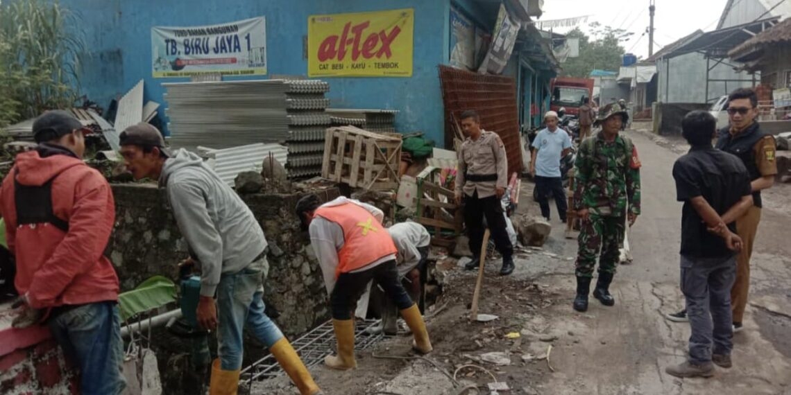 Polsek Sukaraja Laksanakan Perbaikan Jalan Bersama Warga