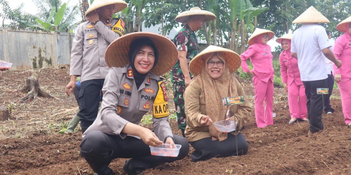 Dukung Asta Cita Presiden RI, Polres Sukabumi Kota Tanam 5000 Bibit Jagung di Mapolsek Warudoyong