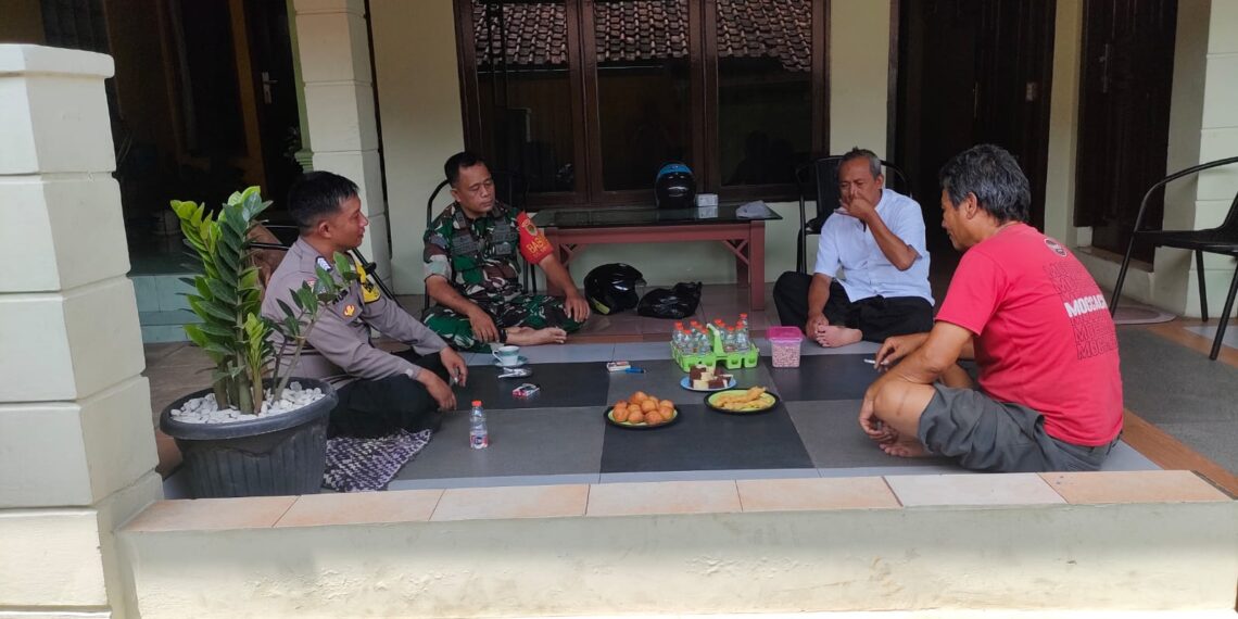 Polsek Gunungguruh Bersinergi dengan Babinsa Sambangi Warga