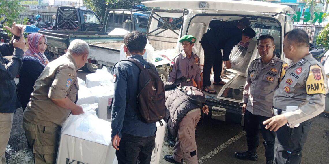 Anggota Pam TPS Polsek Kebonpedes Mengawal Distribusi Kotak Surat Suara Dari PPK Kebonpedes Ke PPS