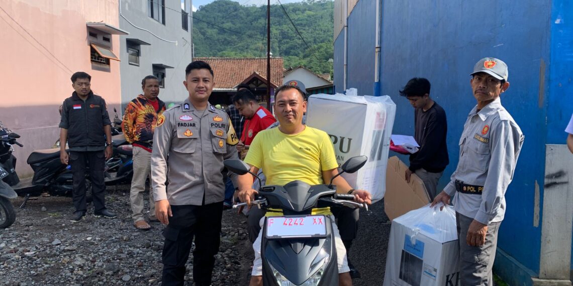 Polsek Cireunghas Laksanakan Pengamanan Dan Pengawalan Pendistribusian Logistik Pilkada Dari Gudang PPS Menuju TPS