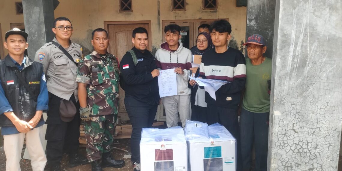 Anggota Pam TPS Polsek Cibeureum Mengawal Distribusi Kotak Surat Suara Dari PPK Ke Masing masing TPS di wilkum Polsek Cibeureum
