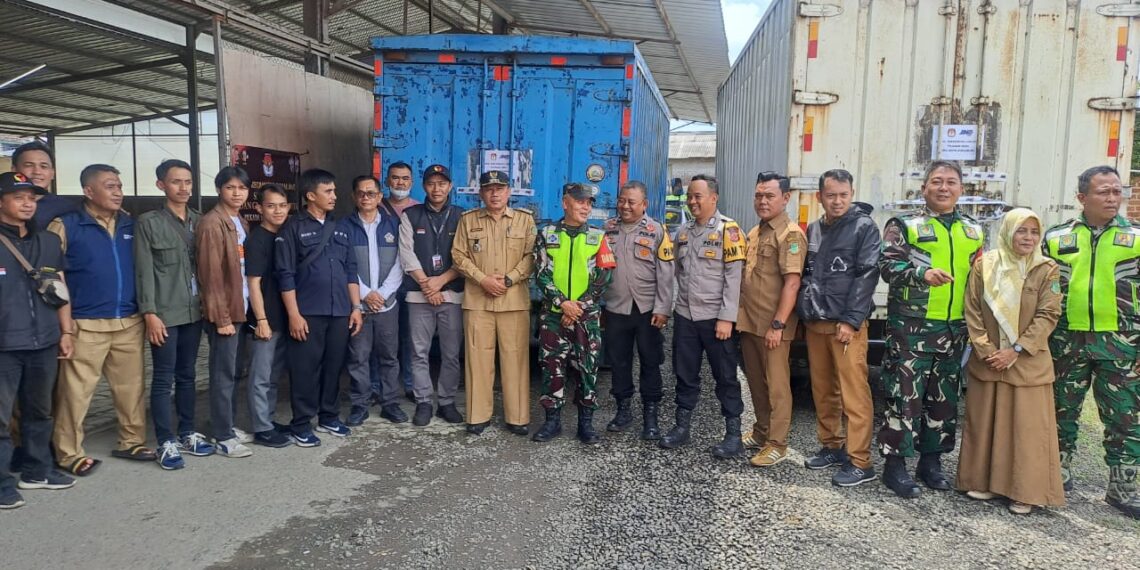 Anggota Pam TPS Polsek Citamiang Mengawal Distribusi Kotak Surat Suara Dari PPK