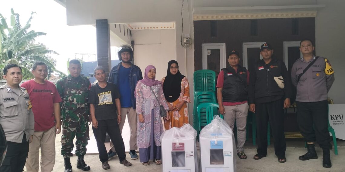 Polsek Sukalarang Laksanakan Pengamanan Dan Pengawalan Pendistribusian Logistik Pilkada Dari Gudang PPS Menuju TPS