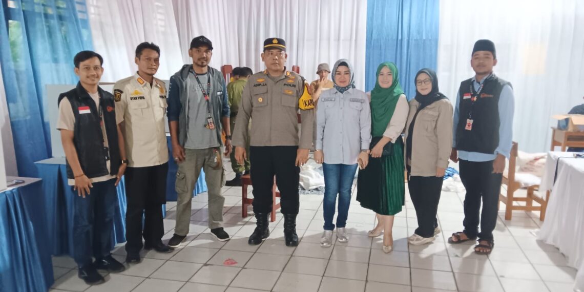 Kapolsek Sukalarang Bersama Camat Sukalarang Monitoring TPS di Kecamatan Sukalarang Persiapan Pilkada 2024 Jelang Hari Pencoblosan
