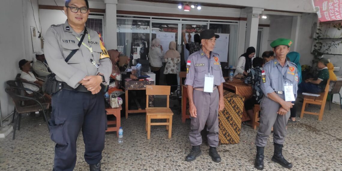 Polsek Kebonpedes Gelar Pengamanan Pemungutan Surat Suara di TPS Wilayah Kecamatan Kebonpedes, Pastikan Berjalan Dengan Aman Dan Kondusif