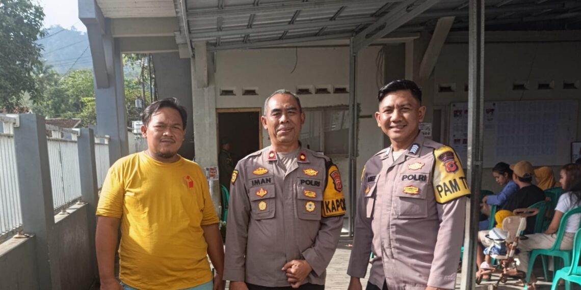 Berikan rasa aman dan kelancaran pencoblosan Pilkada. Polsek Baros monitoring pengamanan TPS
