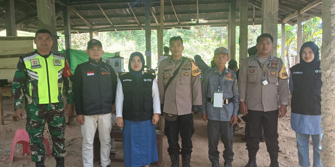 Polsek Gunungguruh laksanakan Pengamanan TPS di wilkum Polsek Gunungguruh pada saat pemungutan suara Pilkada serentak 2024.