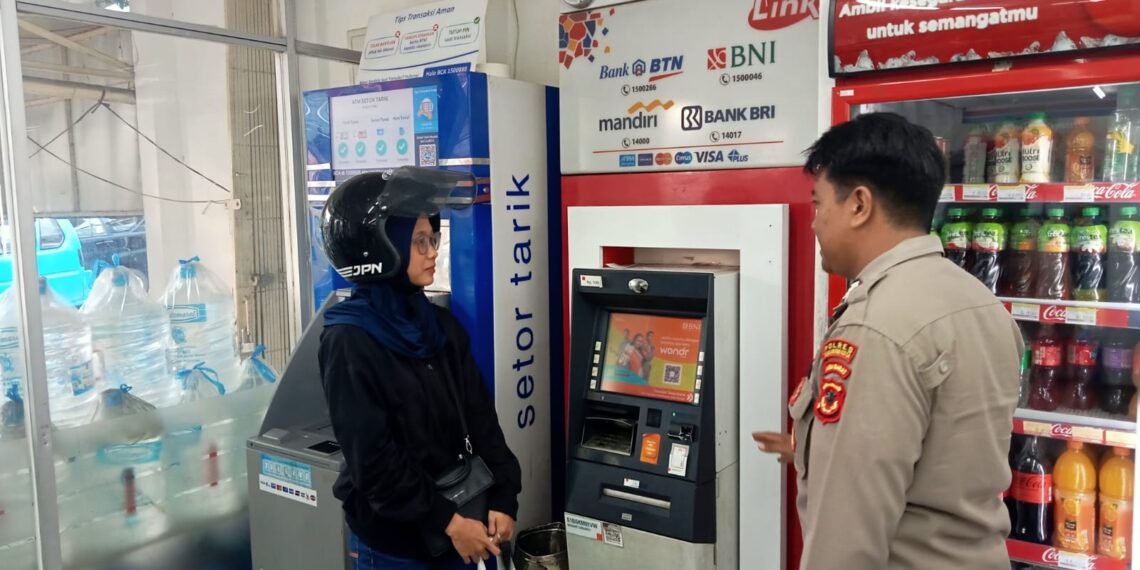 Pantau Dan Cek Mesin ATM oleh Anggota patroli   Polsek Lembursitu-Polres Sukabumi Kota
