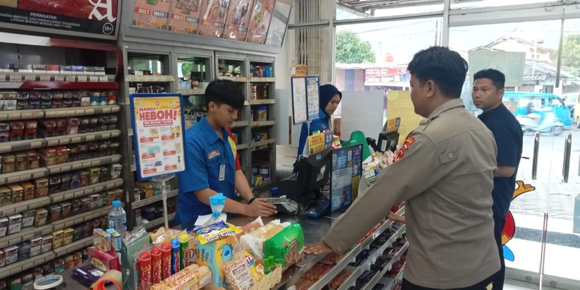 Patroli sambang Alfamart dan Indomart beri himbauan kamtibmas