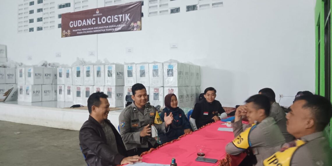 Polsek Sukalarang Pastikan Keamanan Logistik Pemilu 2024