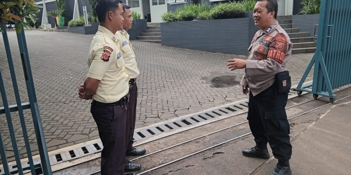 Sambangi Perusahaan PT. SCM Unit Samapta Polsek Lembursitu Patroli Dialogis Dengan Petugas Satpam, Sampaikan Himbauan Kamtimbas