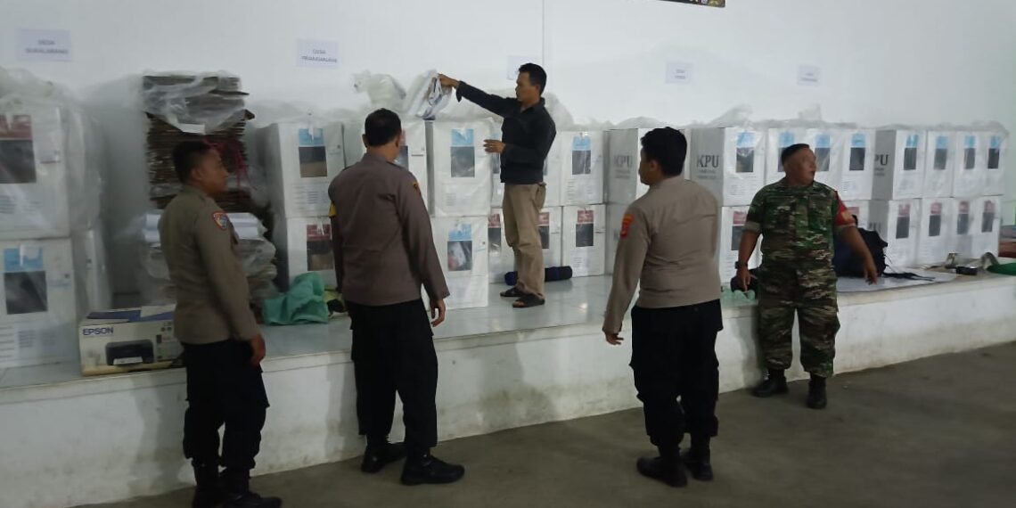 Senergitas TNI-Polri Pengamanan Gudang Logistik PPK Sukalarang, Polsek Sukalarang Pastikan Keamanan Logistik Pemilu 2024