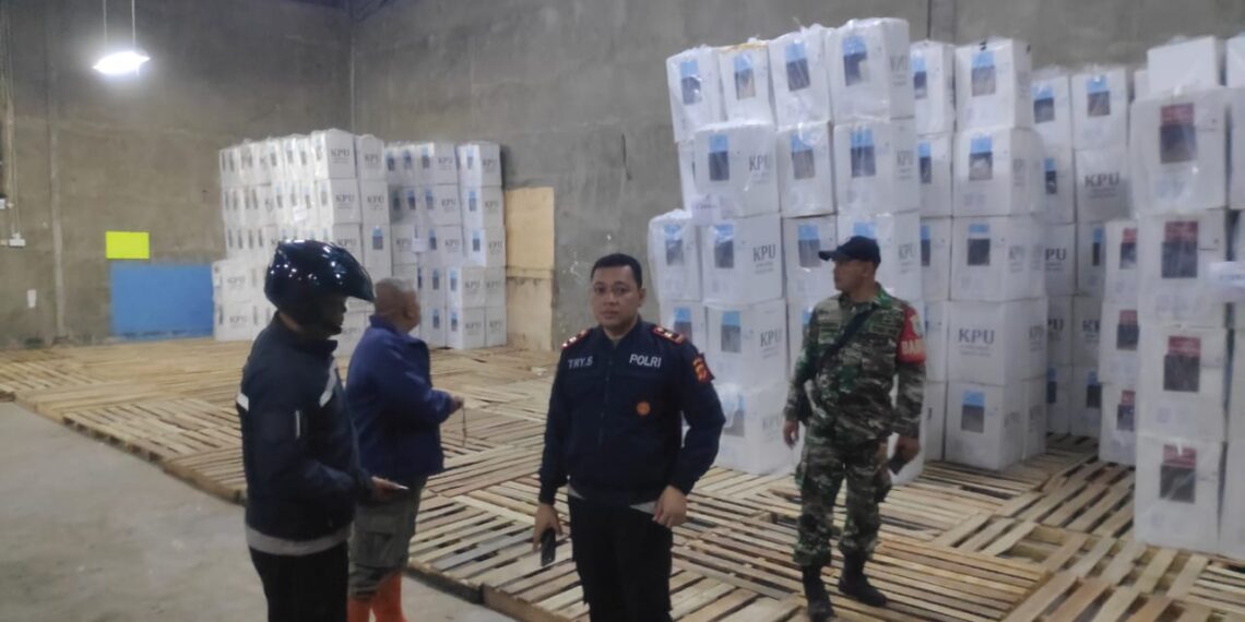 Polsek Kebonpedes Pengamanan Dan Pengawalan Hasil Rekapitulasi Pilkada 2024 Dalam Rapat Pleno PPK Kecamatan Kebonpedes ke Gudang Logistik KPU Kabupaten Sukabumi