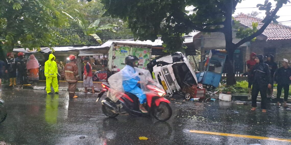 Kecelakaan Maut di Jalan Bhayangkara Sukabumi, Angkot Hantam Truk Bok dan Warung