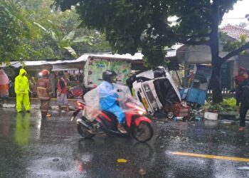 Kecelakaan Maut di Jalan Bhayangkara Sukabumi, Angkot Hantam Truk Bok dan Warung