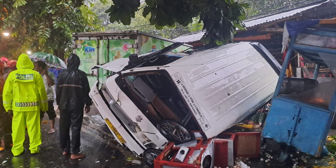 Kecelakaan Lalu Lintas di Jalan Bhayangkara Sukabumi: Truk Boks Hantam Angkot, Empat Orang Luka-luka