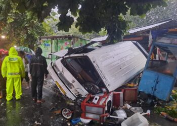 Kecelakaan Lalu Lintas di Jalan Bhayangkara Sukabumi: Truk Boks Hantam Angkot, Empat Orang Luka-luka