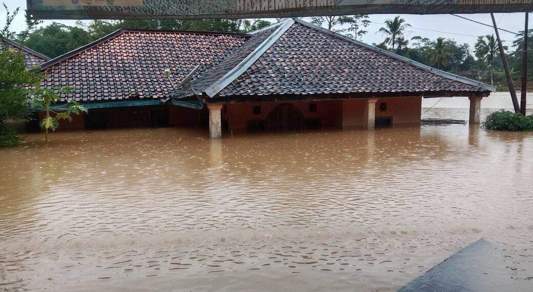 Diterjang Hujan Deras dengan Intensitas Tinggi, Sukabumi Dikepung Banjir