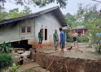 Dampak Pergerakan Tanah Cikembar Sukabumi Puluhan Rumah Rusak. Kini Mengungsi di Kantor Desa