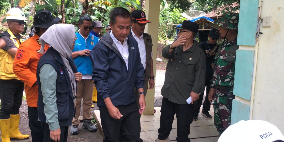 Pj Gubernur Jabar Tinjau Lokasi Pergerakan Tanah di Sukabumi, Fokus Pada Evakuasi dan Relokasi Warga