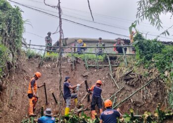 Anggota DPRD Fajar Kontara Tinjau Lokasi Longsor di Gunungpuyuh Sukabumi