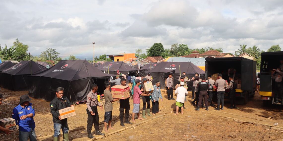 Sumringah, Warga Terdampak Bencana di Pabuaran Sukabumi Sambut Bantuan Polres Sukabumi Kota