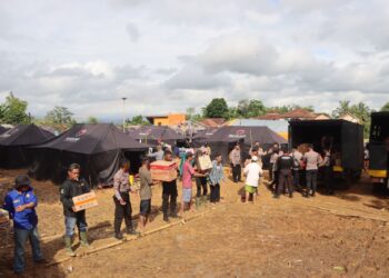 Sumringah, Warga Terdampak Bencana di Pabuaran Sukabumi Sambut Bantuan Polres Sukabumi Kota