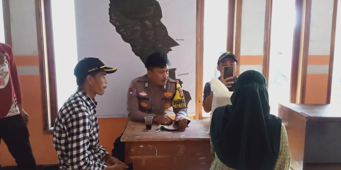 Polsek sukalarang laksanakan giat yang sudah menjadi kewajibannya yaitu sambang