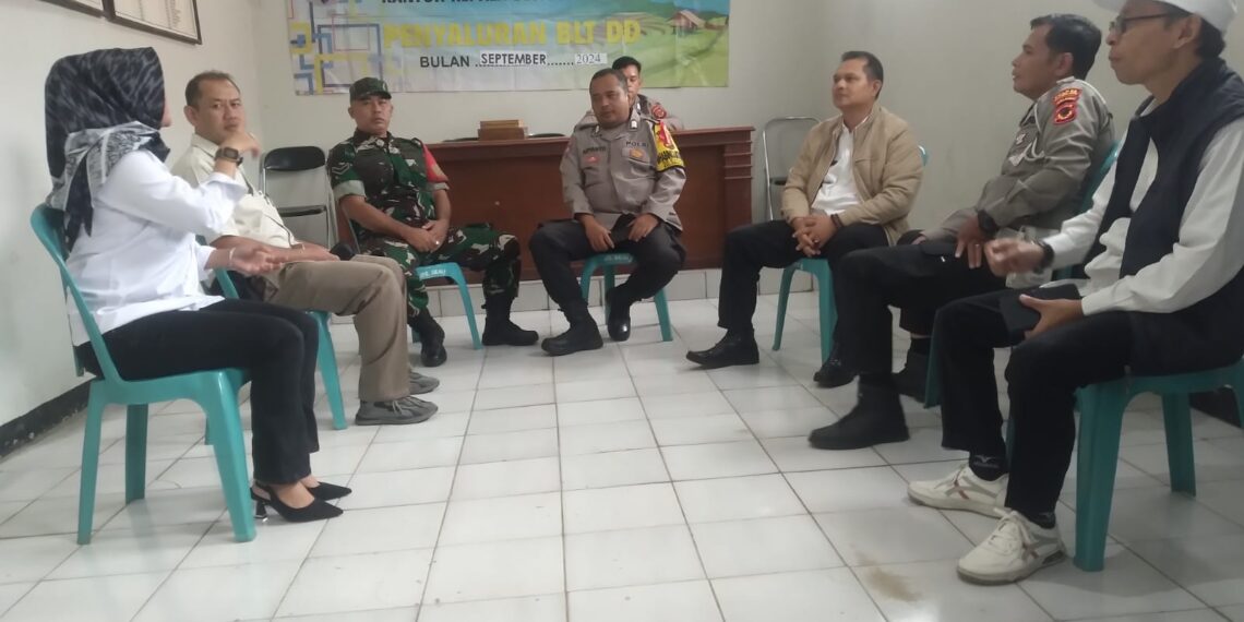 Bhabinkamtibmas dan Babinsa laksanakan Sambang Bersama di Desa Binaan Sebagai Wujud Soliditas TNI-Polri