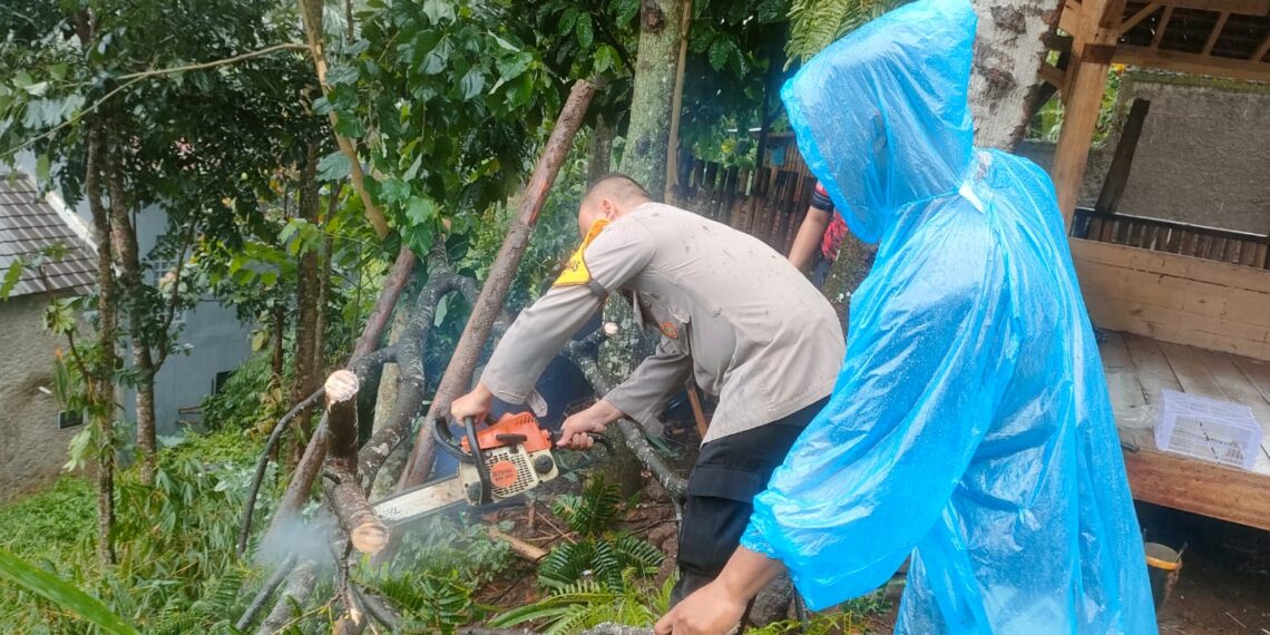 Polsek sukaraja lakukan perbaikan longsor sejak kemarin melanda Desa Sukaraja