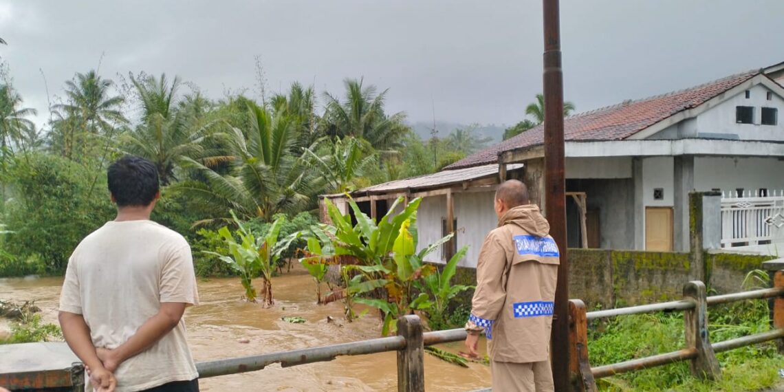 Polsek Cireunghas Beserta Anggota Patroli Dialogis, Pantau Ketinggian Air Sungai Cikupa Dan Cimandiri