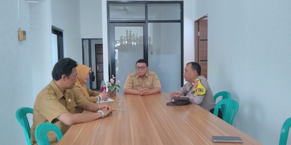 Wujudkan Harkamtibmas Pasca Pilkada 2024, Bhabinkamtibmas Sambangi Staf Kelurahan Jayamekar