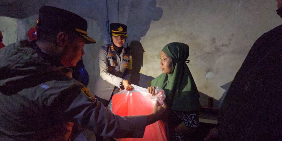 Tinjau Lokasi Longsor, Kapolres Sukabumi Kota Salurkan Bantuan Bagi Warga Terdampak Bencana