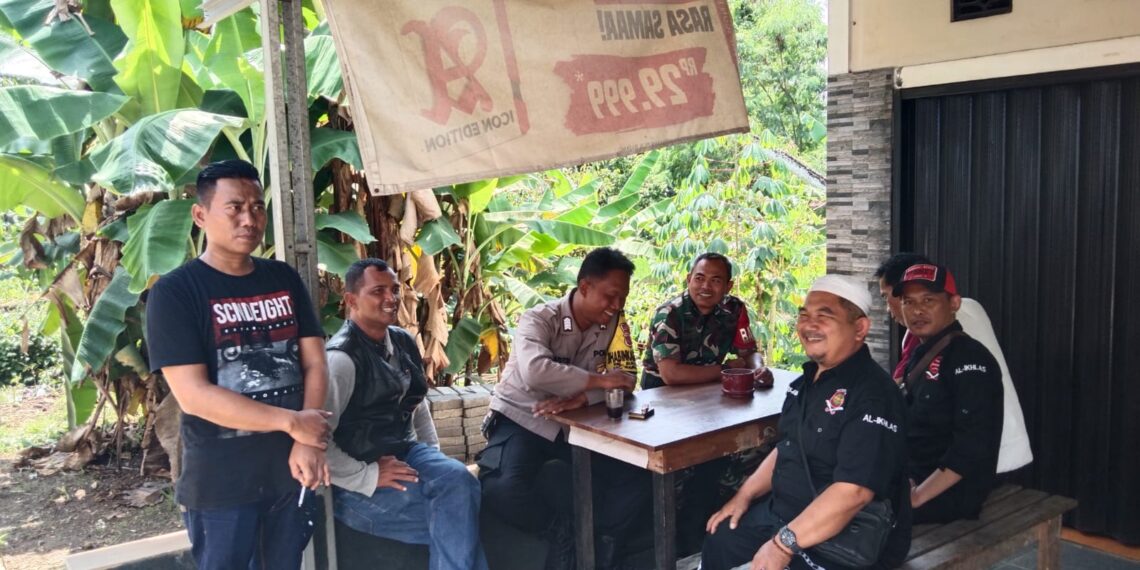Jaga Kondusifitas Pilkada Serentak 2024 Bhabinkamtibmas Sambangi Warga Untuk Tingkatkan Harkamtibmas