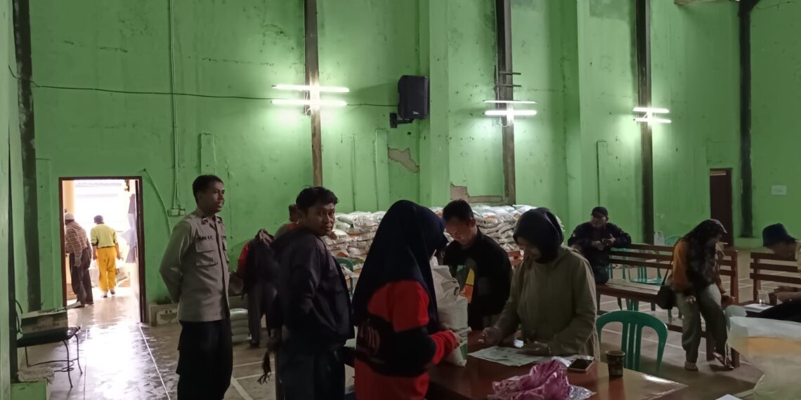 Polsek Sukaraja Polres Sukabumi kota melaksanakan pengamanan pembagian beras program pemerintah