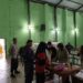 Polsek Sukaraja Polres Sukabumi kota melaksanakan pengamanan pembagian beras program pemerintah