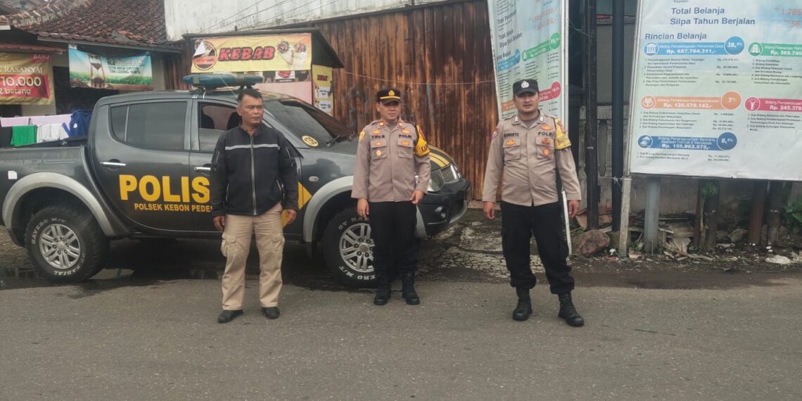 Polsek Kebonpedes Patroli Dan Monitoring Keberangkatan Masa Pendukung Calon Bupati Dan Wakil Bupati