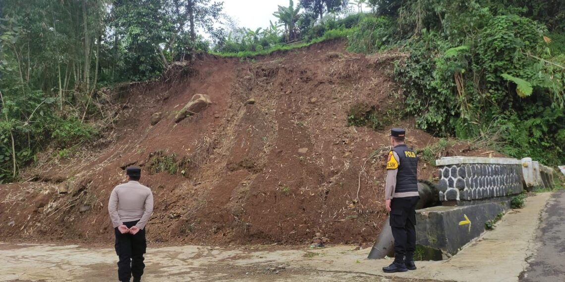 Kapolsek Kadudampit bersama anggota mengecek daerah rawan longsor di wilkum