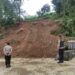 Kapolsek Kadudampit bersama anggota mengecek daerah rawan longsor di wilkum