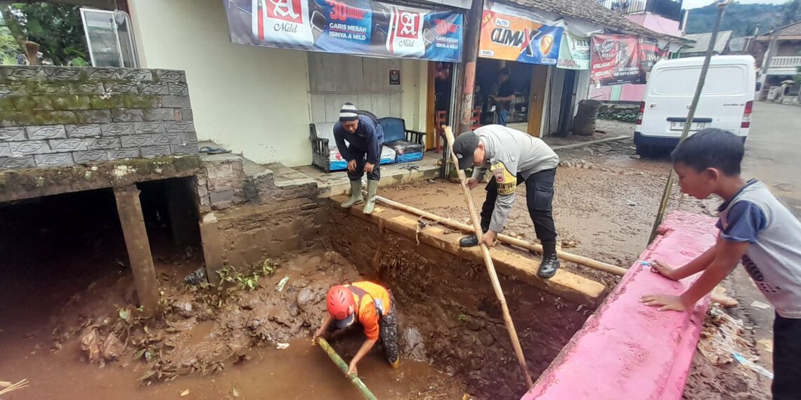 Polsek Sukalarang Gotong Royong Bersihkan Saluran Air Yang Tersumbat Sampah