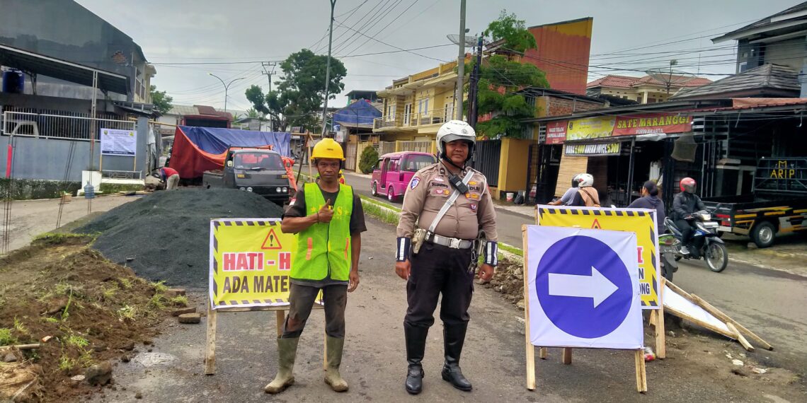 Polsek sukaraja laksanakan pengecekan pemasangan rambu serta lakukan arus lalu lintas