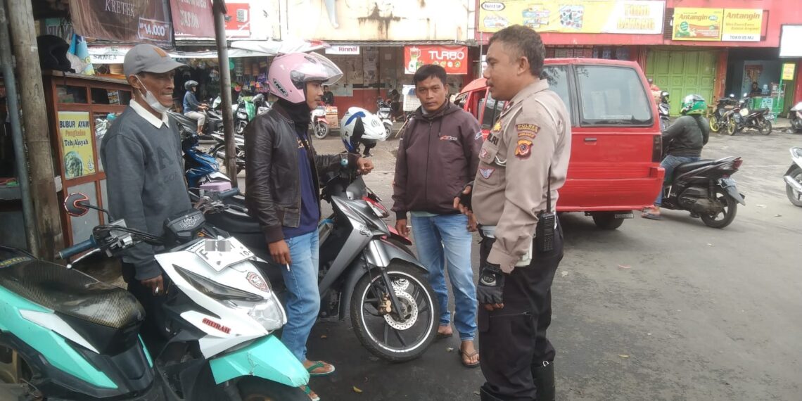 Unit Lalu Lintas Polsek Cikole Berikan Himbauan Kamseltibcarlantas