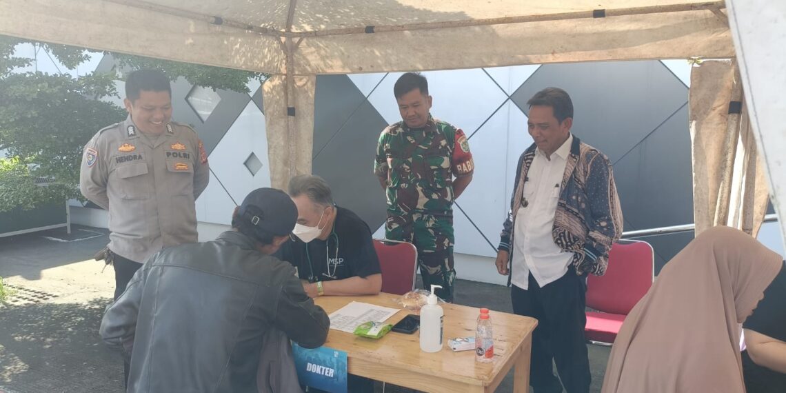 Sinergitas antara TNI-Polri Bhabinkamtibmas desa Pasirhalang dan Babinsa Pasirhalang monitoring giat pengobatan gratis