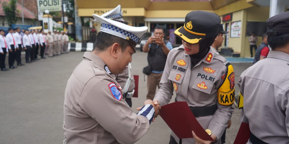 6 Polisi dan Seorang Warga di Sukabumi Diganjar Penghargaan Kapolres
