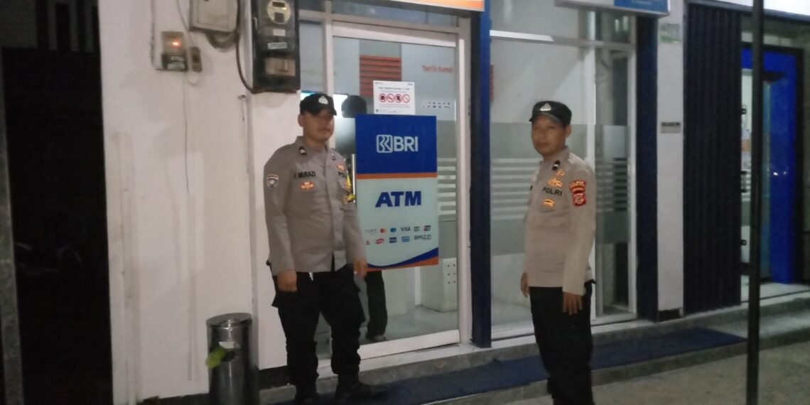 Polsek Sukalarang Pasca Pilkada 2024 Patroli Malam Hari Sambangi