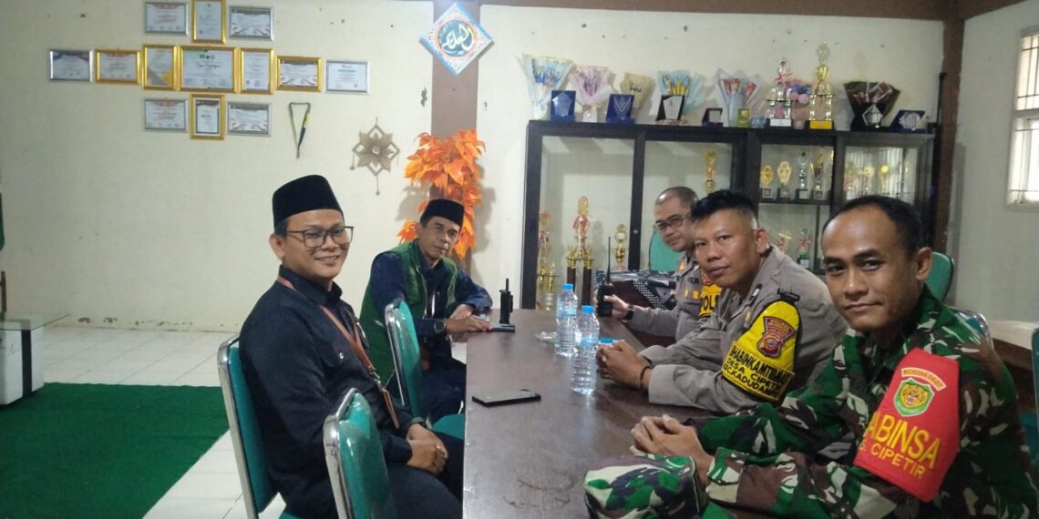 Sinergitas TNI – POLRI Dialogis dengan masyarakat di wilkum polsek kadudampit.