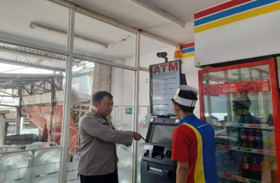 Polsek Cireunghas Ciptakan Keamanan di Minimarket pada siang hari melalui kegiatan Patroli